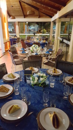 mesas dos convidados Azul royal e dourado